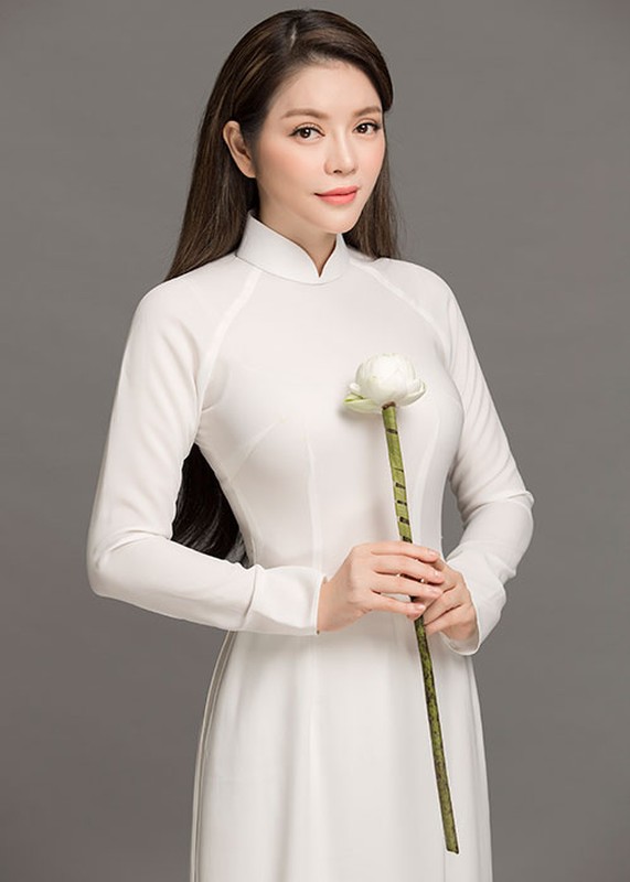 Khong sang chanh, dien ao dai nu sinh Ly Nha Ky van dep la lung